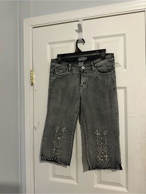Y2K True People New York Gray Distressed Capris Floral Embroidery Size 9